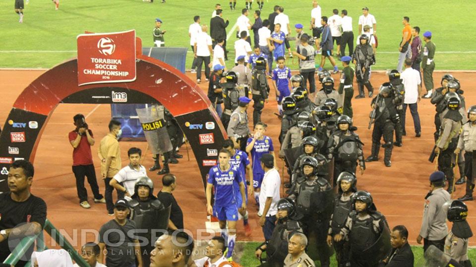 Pengawalan  ketat pihak kepolisian  saat tim Persib Bandung meninggalkan  Stadion Manahan. - INDOSPORT